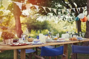 Table de jardin avec repas et décorations